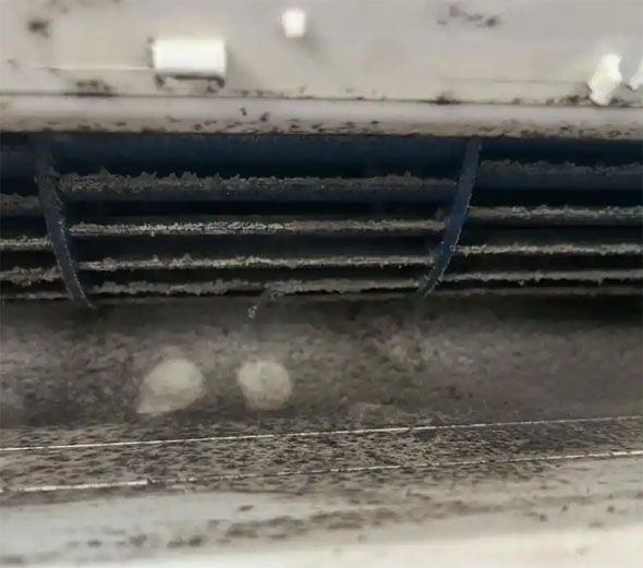 秀峰空调吹的风有股烧焦味是怎么回事